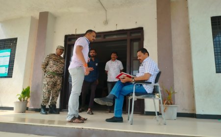 जिल्हाधिकारी दिलिप स्वामी यांनी लेट लतीफांची घेतली क्लास....