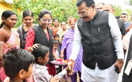 जिल्हाभरात शाळा प्रवेशाचा उत्सव, पालकमंत्री जिल्हाधिका-यांनी केले स्वागत