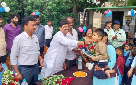 महापालिकेच्या प्रवेशोत्स कार्यक्रमात लोकप्रतिनिधींनी केले विद्यार्थ्यांचे स्वागत...