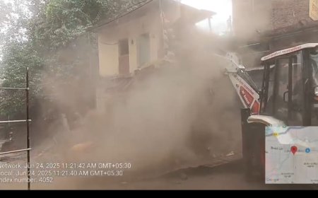 गुलमंडीत 110 वर्ष जुनी धोकादायक इमारत मनपाने केली जमीनदोस्त...