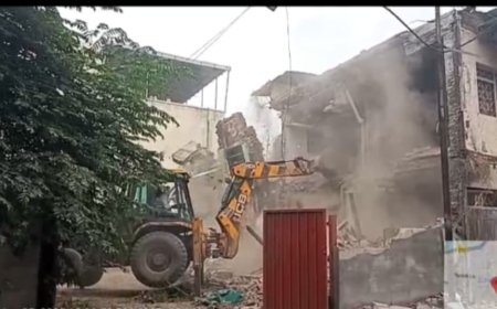 मोतीकारंजा अंगुरीबाग येथील धोकादायक इमारत पाडली