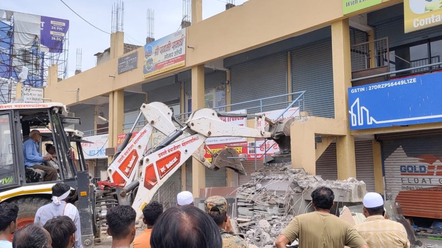 मनपाच्या अतिक्रमण विभागाने 20 फुट बाय 20 महाकाय होर्डिंग पाडले, 3.5 टन लोखंड जप्त