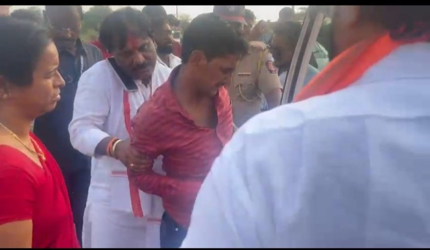 अपघातग्रस्तांची मदत करत विरोधीपक्षनेते अंबादास दानवे यांनी दाखवली माणूसकी