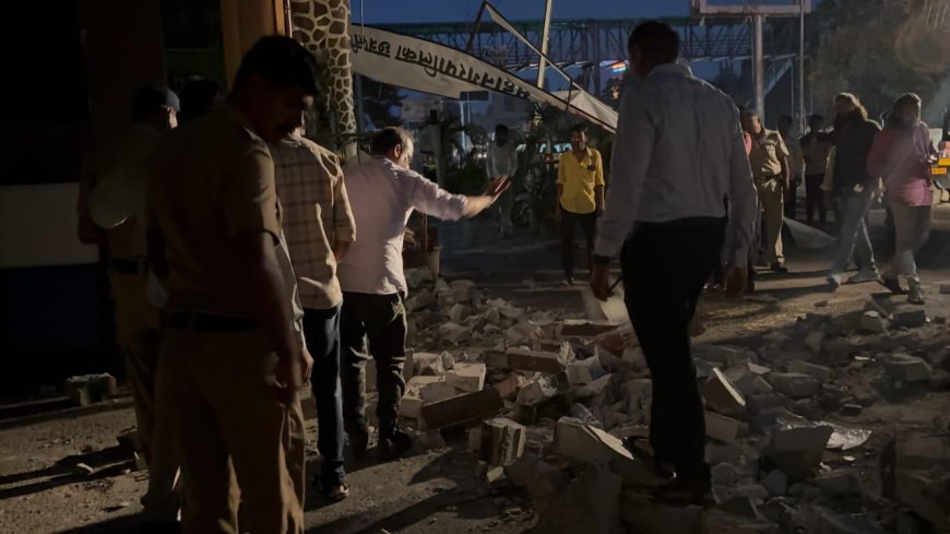 वादळी वा-यात सिध्दार्थ गार्डन प्रवेशद्वाराचे छत कोसळले, दोन महीलांचा मृत्यू दोन जखमी