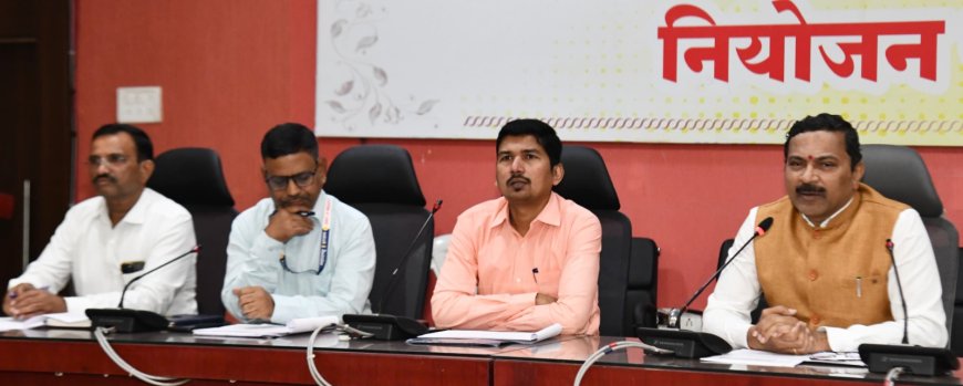 पीक कर्जासाठी शिबिरांचे आयोजन करा - जिल्हाधिकारी दिलीप स्वामी