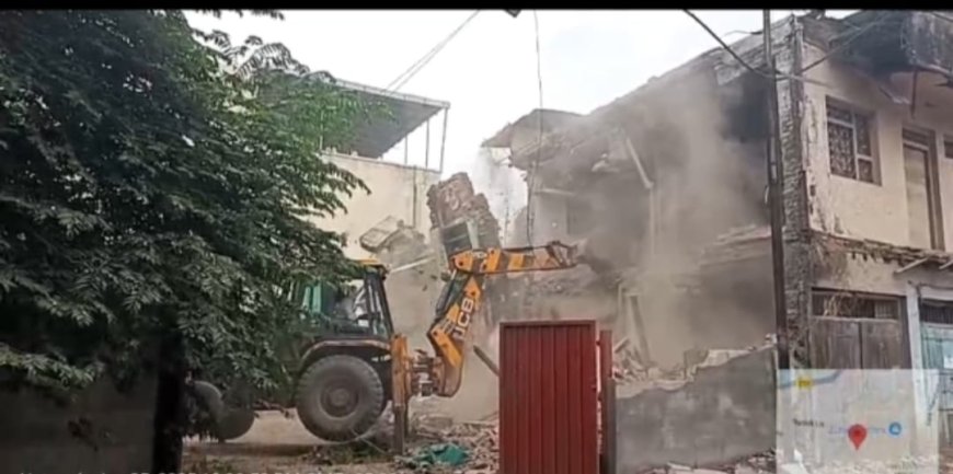 मोतीकारंजा अंगुरीबाग येथील धोकादायक इमारत पाडली