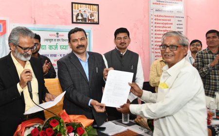 "अर्ज द्या कर्ज घ्या" उपक्रमात जिल्हाधिका-यांचा शेतक-यांशी संवाद...