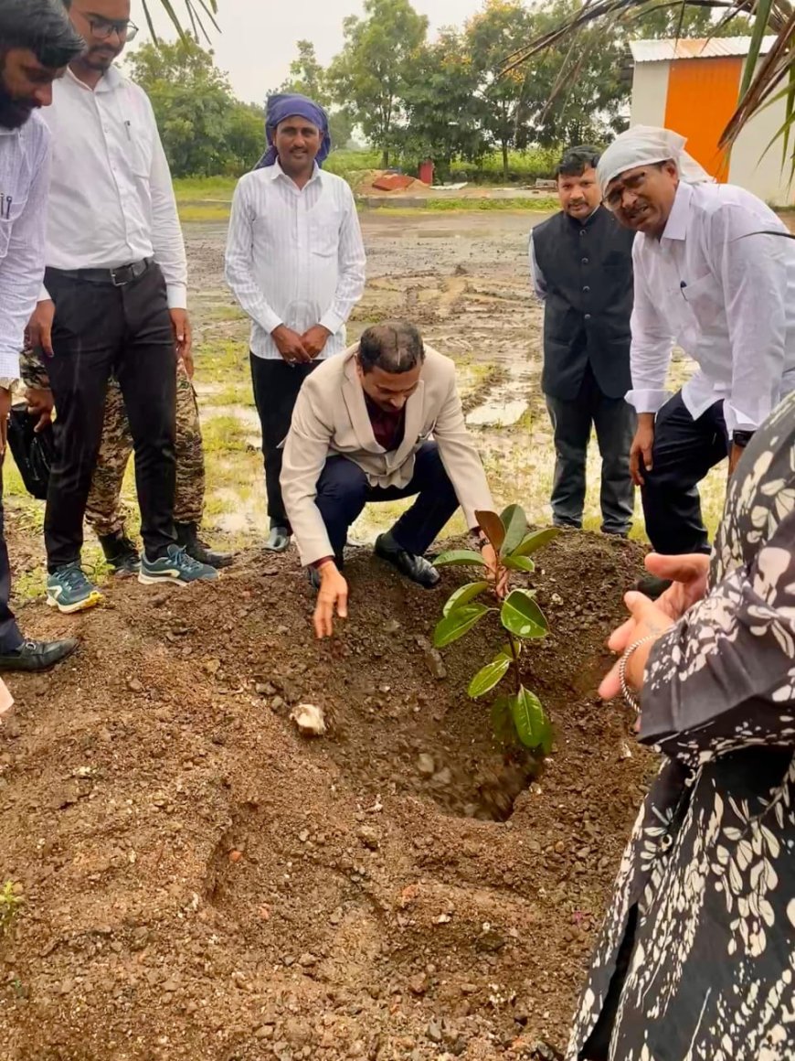 वृक्षारोपण व युवा संवाद उपक्रमात जिल्हाधिकारी दिलीप स्वामी यांचे मार्गदर्शन