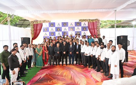 यशस्वि दहा वर्षे, डाॅ.शोएब हाश्मी यांना शुभेच्छा देण्यासाठी गर्दी...