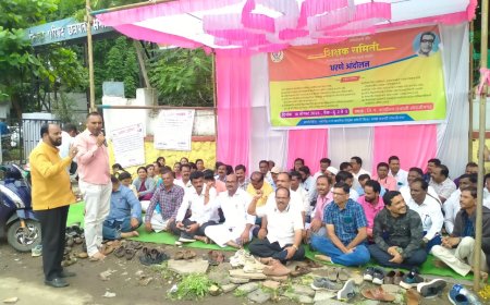 जिल्हा परिषदेसमोर शिक्षक समितीचे धरणे आंदोलन...