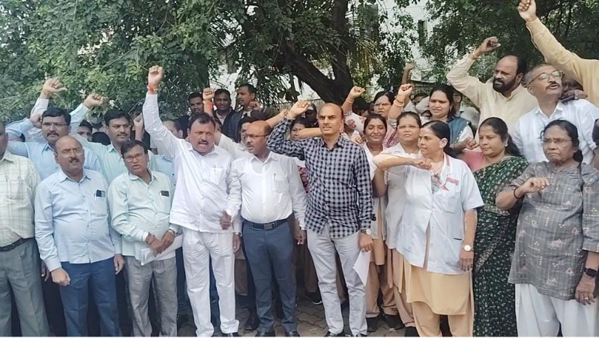 प्रलंबित मागण्यासाठी राज्य सरकारी कर्मचा-यांचे जिल्हाधिकारी कार्यालयासमोर निदर्शने