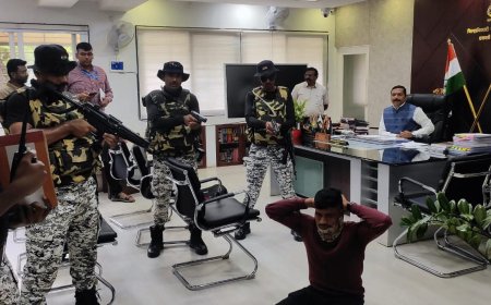 जिल्हाधिकारी कार्यालयात अतिरेकी हल्ल्याचा थरार, माॅक्ड्रील करुन केली जनजागृती...