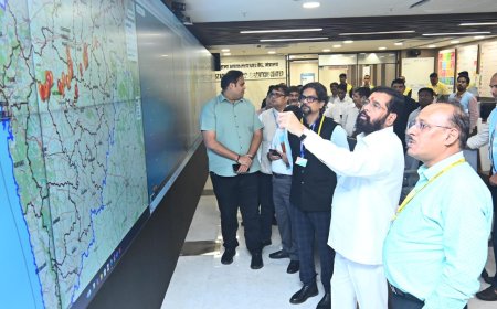 राज्य आपत्कालीन कार्य केंद्राला उपमुख्यमंत्री एकनाथ शिंदे यांनी दिली भेट...