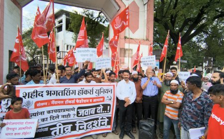 मनपा समोर पथविक्रेत्यांनी केली निदर्शने...