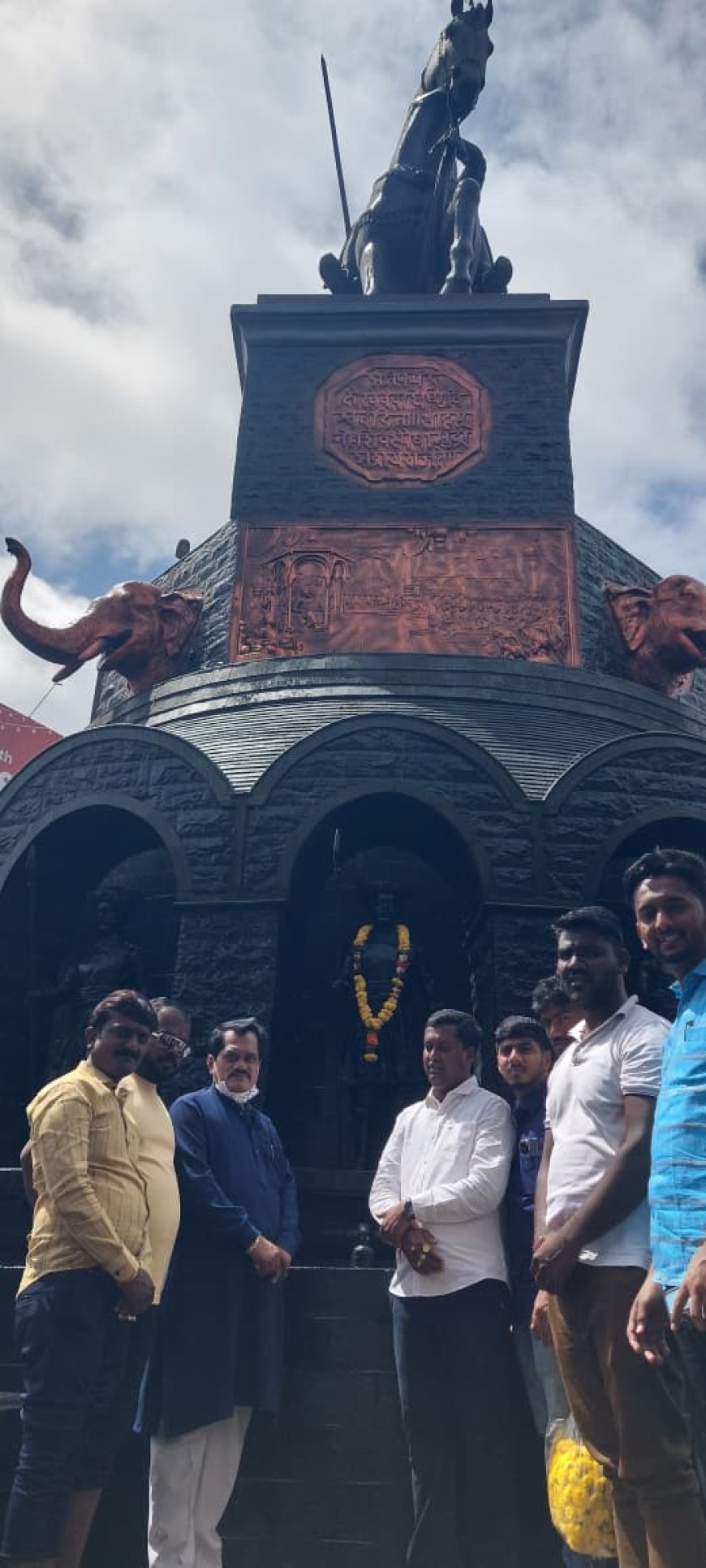 श्री गणेश महासंघाच्या वतीने महापुरुषांच्या पुतळ्यांची साफसफाई करुन अभिवादन...