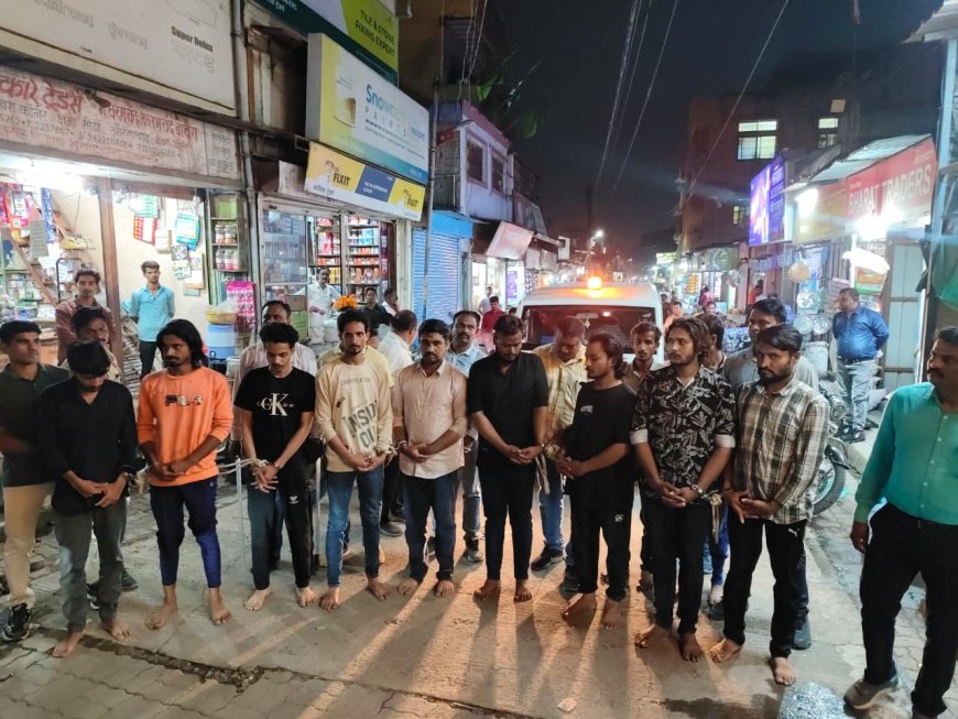अंमली पदार्थ 11 विक्रेत्यांची पोलिसांनी काढली दोन किलोमीटर पर्यंत धिंड... बघ्यांची गर्दी...