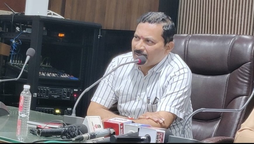 जिल्हाधिकारी दिलीप स्वामी यांनी घेतला मदत व बचाव कार्याचा आढावा...