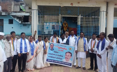 मिठाई वाटप करत धम्मचक्र अनुप्रवर्तन दिन साजरा...