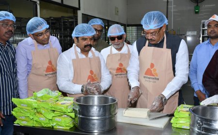 पालकमंत्र्यांच्या हस्ते विद्यार्थ्यांना न्यूट्रीशन फर्स्ट पोषण फर्स्ट