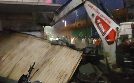 शहरात एका अनधिकृत विनापरवाना बीफच्या दुकानावर चालला मनपाचा बुलडोझर...