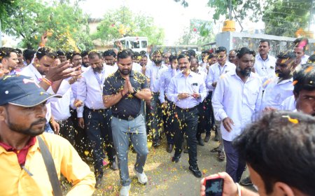 दिवाळी झाली गोड, मनपाच्या कंत्राटी कामगारांची वेतनवाढ, मनपा आयुक्तांचा सत्कार...