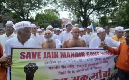 पुणे जैन हाॅस्टेल जमीन विक्रीच्या विरोधात सकल जैन समाजाने काढलेल्या मुक मोर्चाने शहराचे लक्ष वेधले