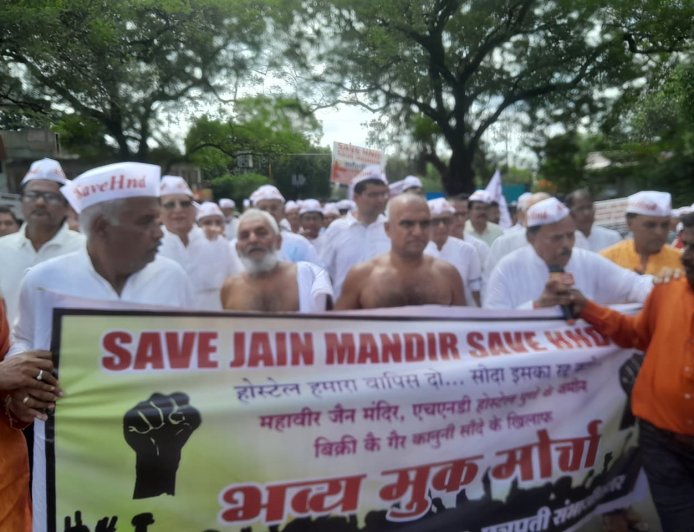 पुणे जैन हाॅस्टेल जमीन विक्रीच्या विरोधात सकल जैन समाजाने काढलेल्या मुक मोर्चाने शहराचे लक्ष वेधले