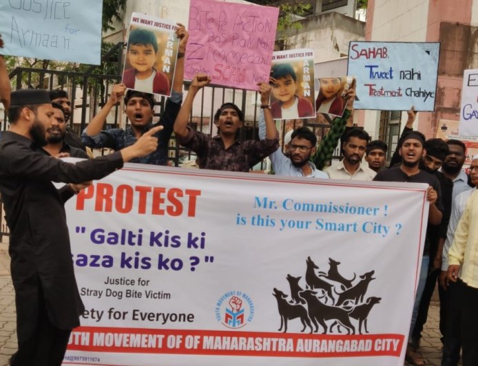 मोकाट कुत्र्यांची दहशतीला आवर घालण्याच्या मागणीसाठी केली तीव्र निदर्शने...