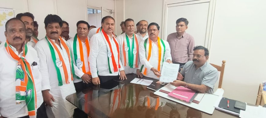 शेतकऱ्यांसाठी काँग्रेस रस्त्यावर, जिल्हाधिकारी कार्यालयासमोर केली निदर्शने...
