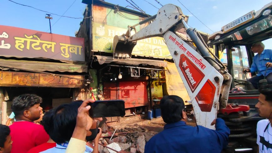 चंपा चौक ते दमडी महेल रोडवरील 20 अतिक्रमणे जमीनदोस्त...
