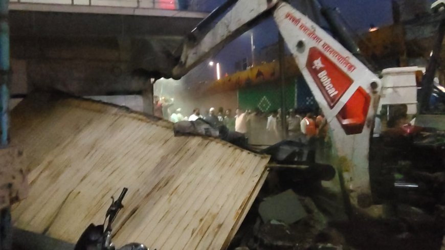 शहरात एका अनधिकृत विनापरवाना बीफच्या दुकानावर चालला मनपाचा बुलडोझर...