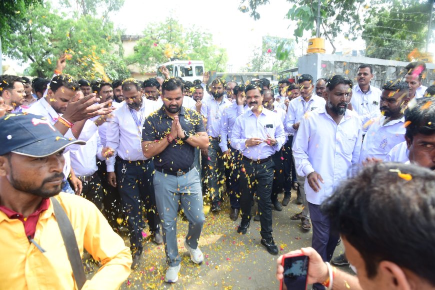 दिवाळी झाली गोड, मनपाच्या कंत्राटी कामगारांची वेतनवाढ, मनपा आयुक्तांचा सत्कार...