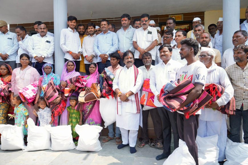 अतिवृष्टी नुकसानग्रस्त कुटुंबीयांसोबत विरोधीपक्षनेते अंबादास दानवेंनी साजरी केली दिवाळी