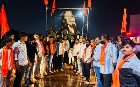 शिवसेना प्रमुख बाळासाहेब ठाकरे यांचा पुतळा परिसर स्वच्छ करून शिवसैनिकांनी केले अभिवादन...