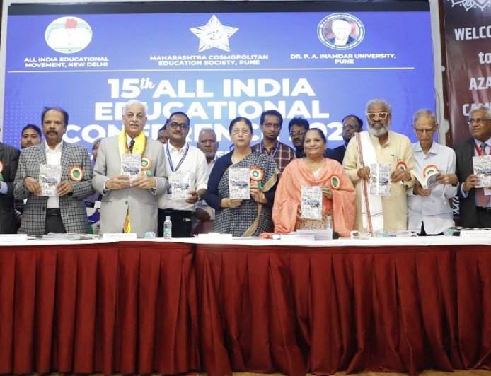 कोरोना महामारीत मुस्लिम युवकांनी केलेल्या मानवतावादी कामाची पुस्तकात ह्रदयस्पर्शी कहाणी...