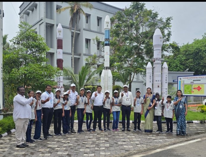 मनपाच्या विद्यार्थ्यांचा ESRO ला भेट देऊन विक्रम, मनपा आयुक्तांना पाठवली राॅकेटची प्रतिकृती...