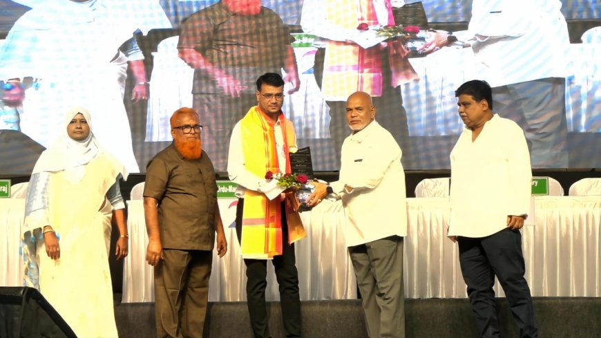 उर्दू दैनिकाचे संपादक इमरान बाहाशवान यांना पुरस्कार प्रदान करुन केला विशेष सन्मान...