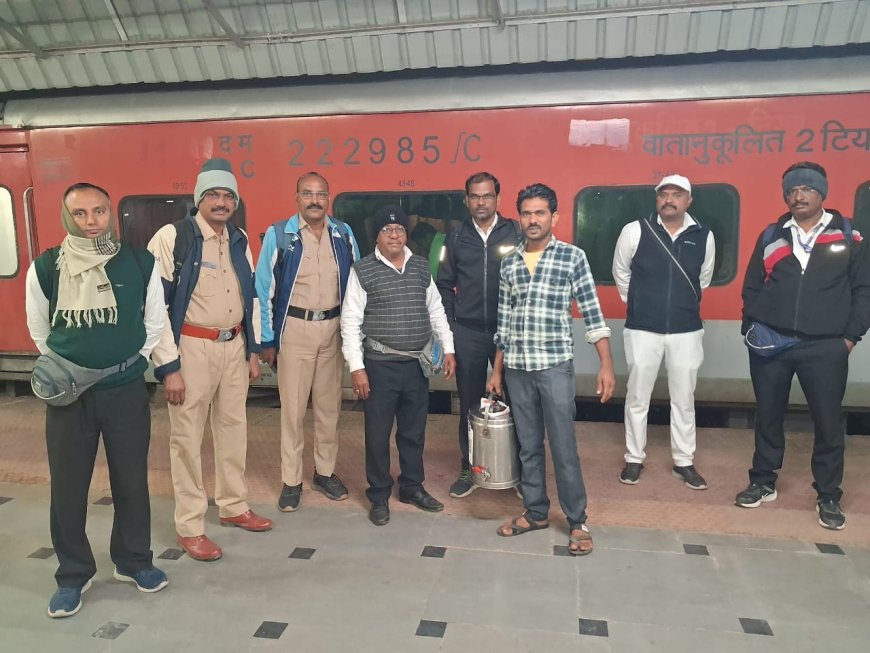 रेल्वेत अनधिकृत विक्री करणाऱ्या हाॅकर्सवर कार्यवाई...