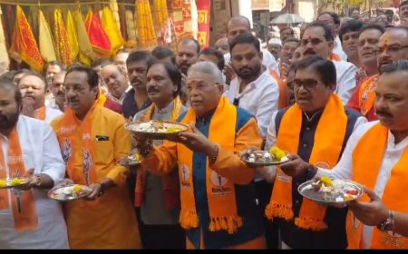 उध्दव सेनेच्या वतीने भगवा शौर्य दिनानिमित्त महाआरती...