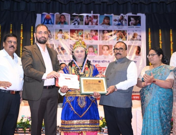 जागतिक दिव्यांनी दिनानिमित्त दिव्यांगांचा सत्कार...