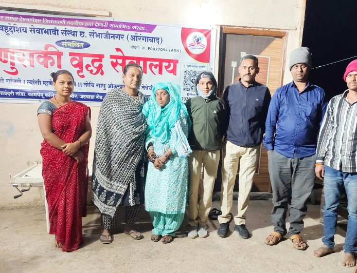 मनोरुग्ण महिलेला पोलिसांनी केले माणुसकी वृध्द सेवालयात दाखल...