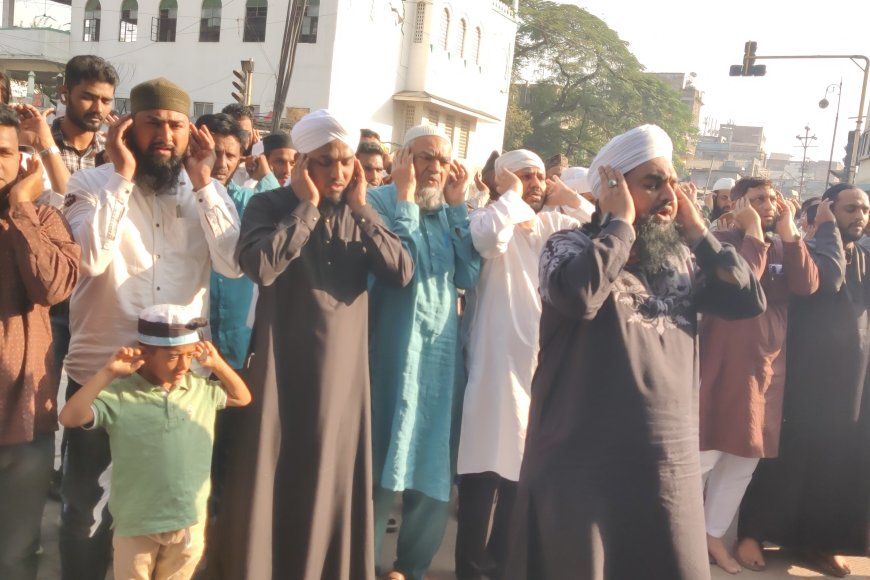 सामुहिक आजान देत काळा दिवस पाळला...