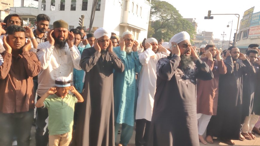सामुहिक आजान देत काळा दिवस पाळला...