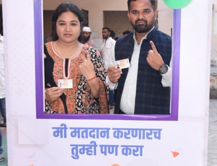 मनपा आयुक्त जी श्रीकांत यांनी परिवारासह बजावला मतदानाचा हक्क...