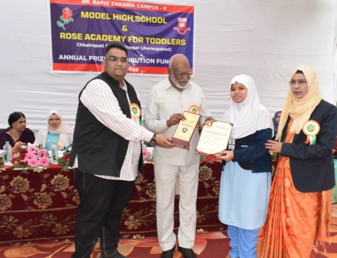 माॅडल इंग्लिश हायस्कूलमध्ये विद्यार्थ्यांना मान्यवरांच्या हस्ते बक्षिसांचे वितरण...