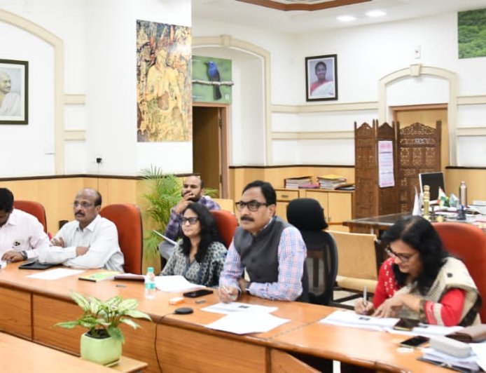 ग्रामीण आवास योजनेच्या उद्दीष्ट पूर्तीसाठी कामांना गती द्यावी - विभागीय आयुक्त जितेंद्र पापळकर