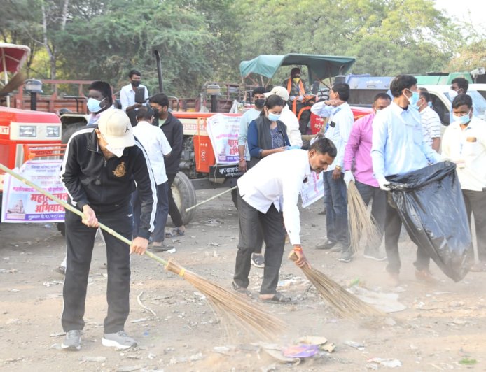 दोन हजार लोकांच्या श्रमदानातून वेरुळ चकाचक...!