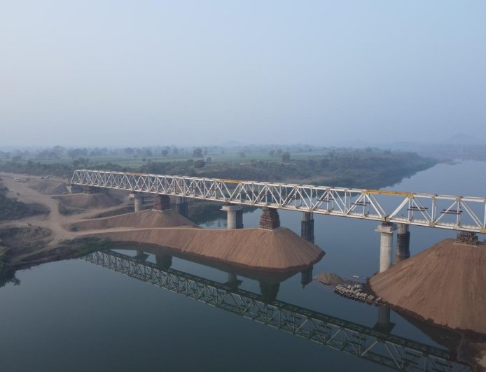 तापी नदीवरील महत्त्वाच्या पुलाचे यशस्वी गर्डर लाॅंचिंग...अभियंत्यांना सलाम...