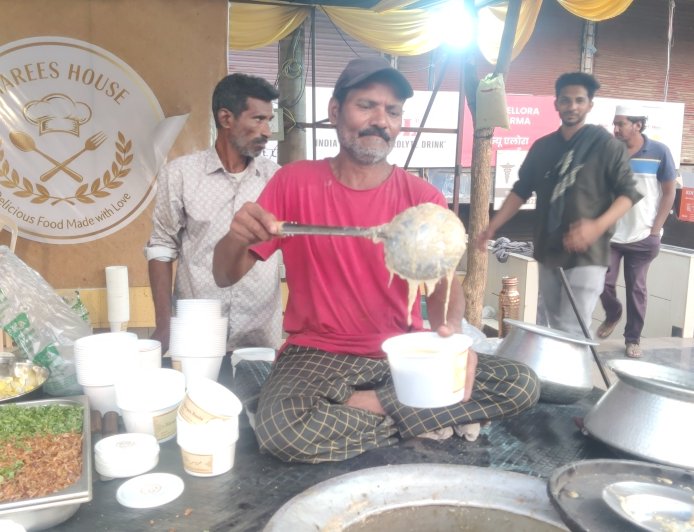 पवित्र रमजान महिन्याच्या पहिल्या रोजा इफ्तार खरेदीसाठी बाजारपेठेत गर्दी...