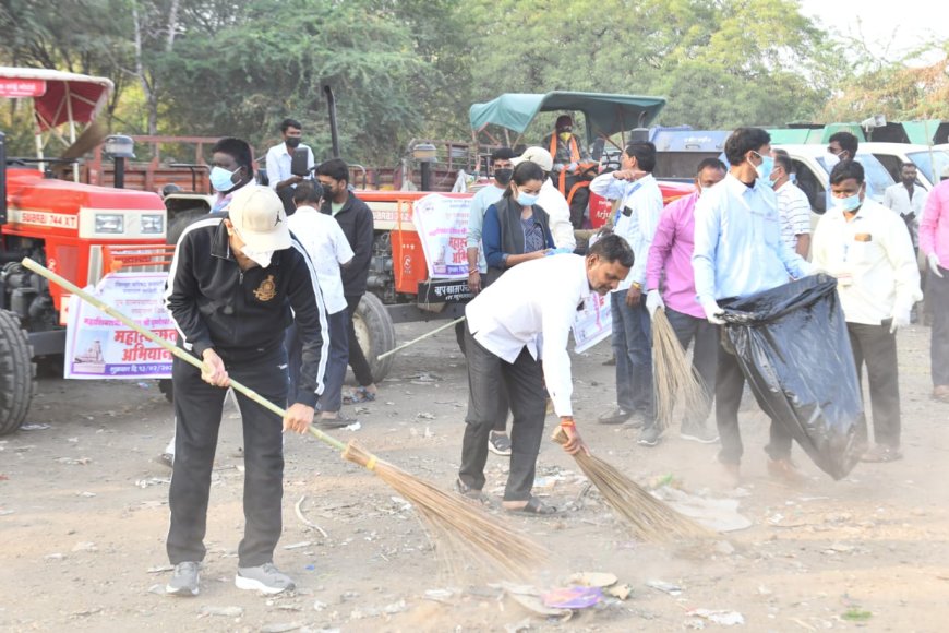 दोन हजार लोकांच्या श्रमदानातून वेरुळ चकाचक...!